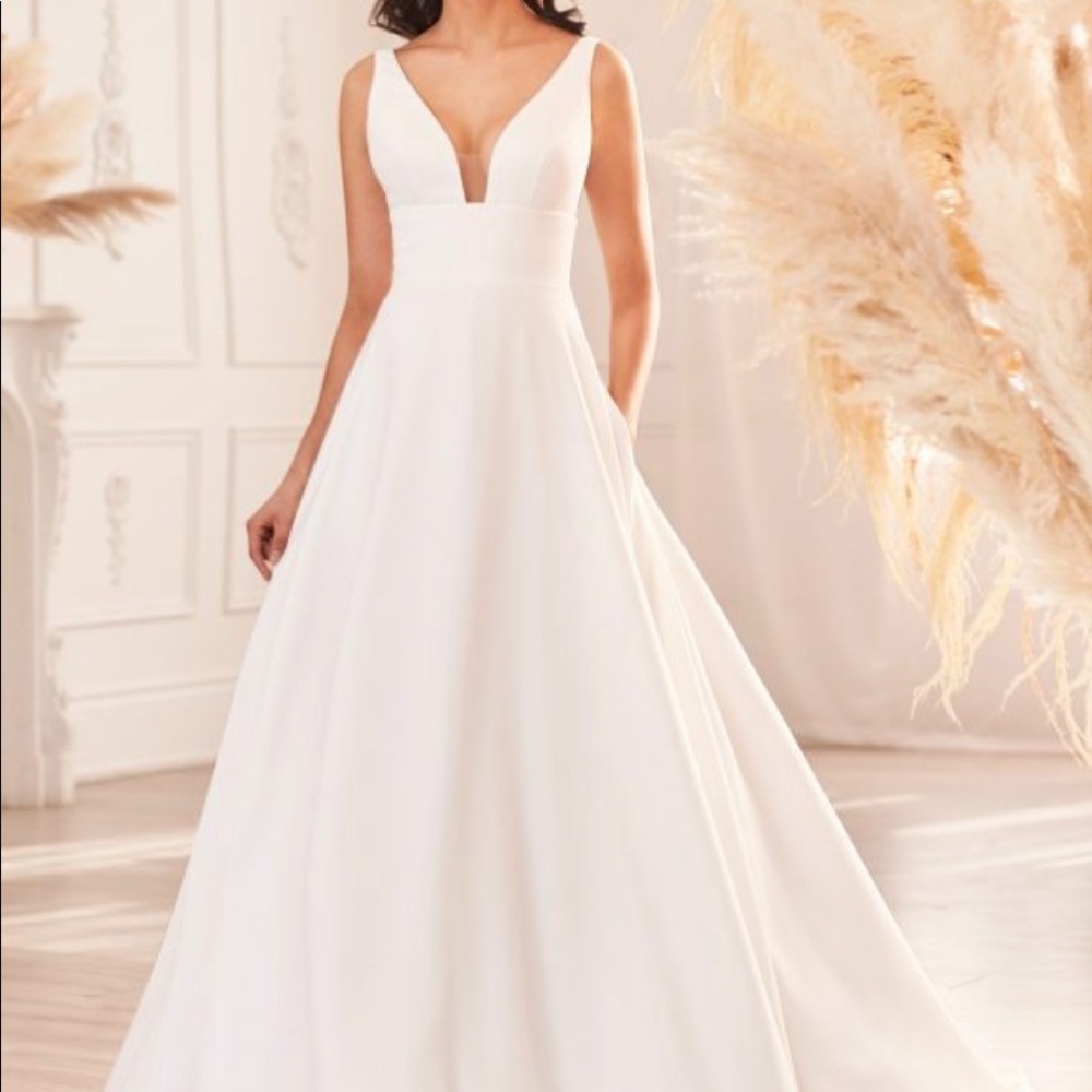 Unworn, unaltered wedding dress! Style number 4692 from Paloma Blanca.